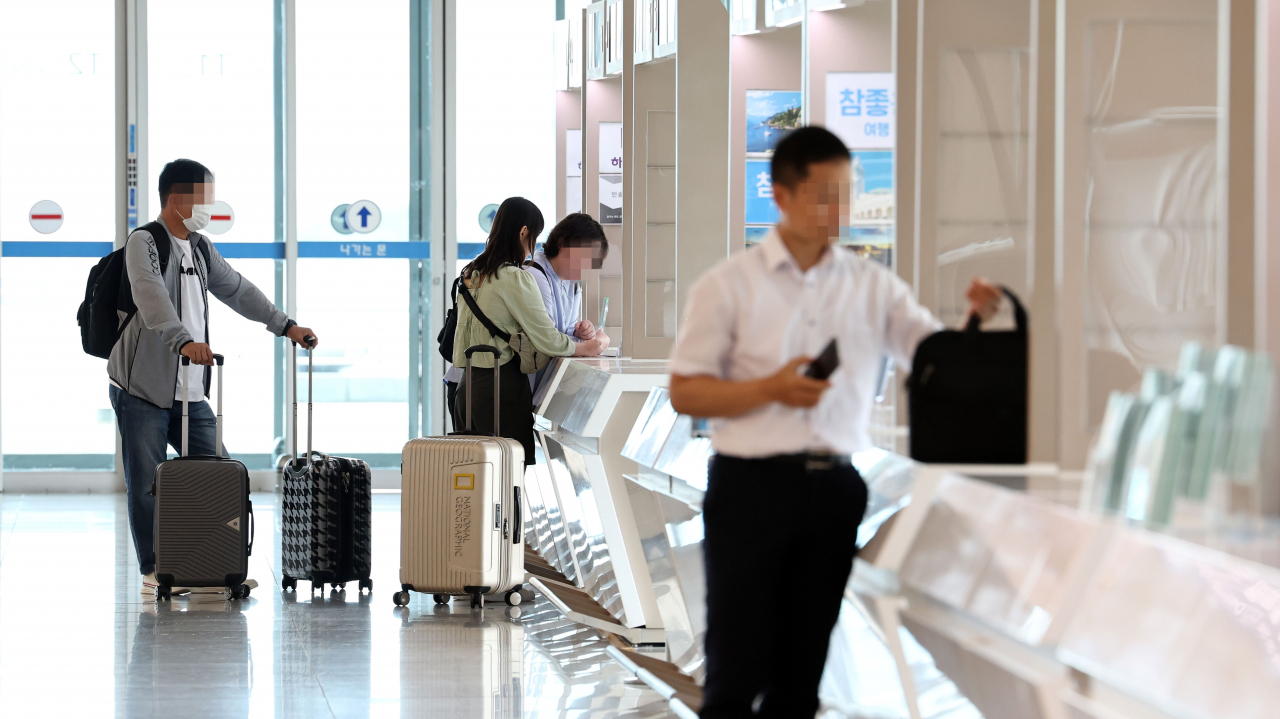 Tourists visit travel agency booths at Incheon Airport Terminal 1 on June 21. (Yonhap)