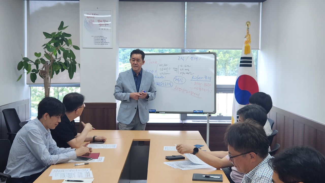 임상준 환경부 차관이 일요일인 9일 서울 한강홍수통제소에서 환경부 레드팀(Red Team)의 1차회의를 주재하고 있다. [환경부 제공]
