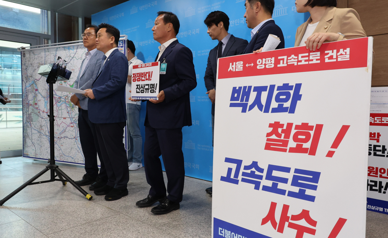 최인호 국회 국토교통위원회 민주당 간사가 9일 오후 서울 여의도 국회 소통관에서 더불어민주당 서울-양평 고속도로 특혜의혹 진상규명 TF의 긴급기자회견이 끝난 뒤 기자의 질문에 답하고 있다. [연합]