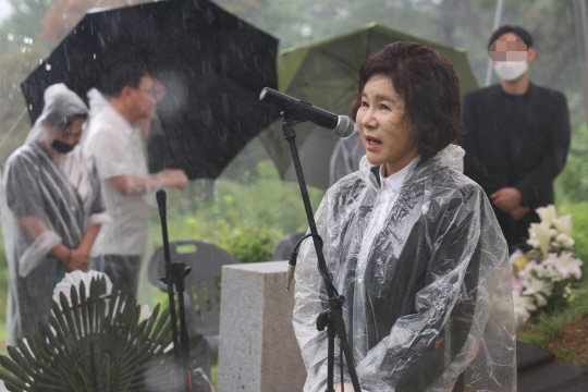 9일 경기도 남양주시 모란공원에서 열린 고(故) 박원순 전 서울시장 추모제에서 고인의 부인 강난희 씨가 추모객들에게 인사하는 모습. [연합]