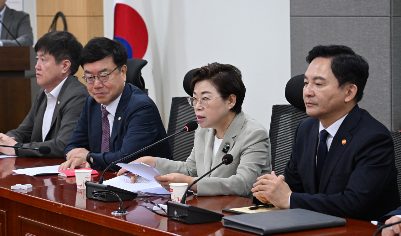 6일 서울 영등포구 여의도 국회 의원회관에서 열린 국민의힘-국토교통위원회 실무 당정협의회. 앞서 더불어민주당은 신설 예정인 서울-양평고속도로의 양평 쪽 종점이 예비타당성조사 통과한 뒤에 김건희 여사 일가가 소유한 양평 강상면 땅 인근으로 변경하는 방안이 검토된 것을 두고 특혜 의혹을 제기했다. 임세준 기자