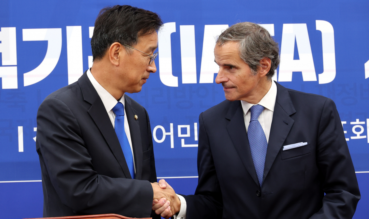 위성곤 더불어민주당 후쿠시마 원전오염수 해양투기저지 대책위원회 위원장과 라파엘 그로시 국제원자력기구( IAEA) 사무총장(오른쪽)이 9일 오전 서울 여의도 국회에서 면담에 앞서 악수하고 있다. [연합]