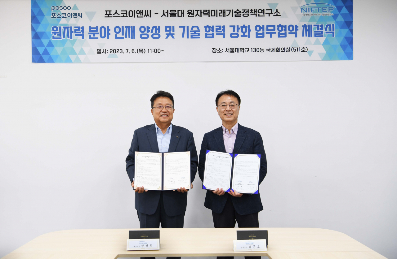 한성희 포스코이앤씨 사장과 김곤호 서울대 원자력 미래기술정책연구소장이 원자력 분야 인재 양성 및 기술 협력 강화를 위해 업무협약을 체결하고 기념촬영을 하고 있다. [포스코이앤씨 제공]