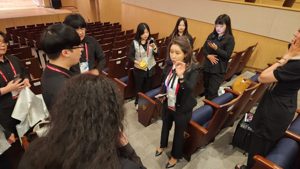 가수 진주가 자신이 가르치고 있는 서울장신대 실용음악과 학생들과 함께 강릉 세계합창대회에 참가, 은메달을 목에 걸었다. [팔로우엔터테인먼트 제공]