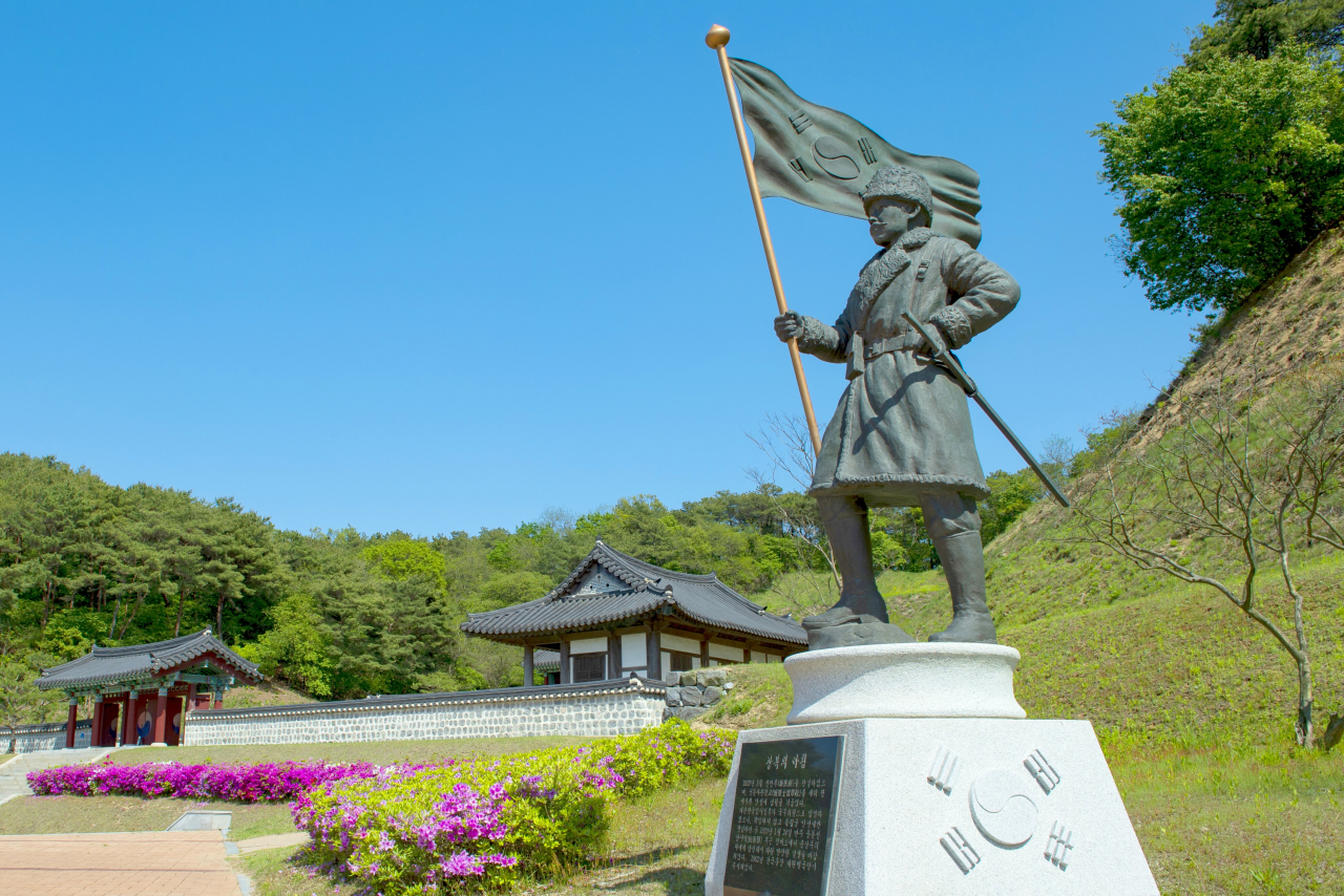 김좌진 장군은 구국무장투장 뿐 만 아니라 노비해방, 교육계몽에도 앞장섰다.