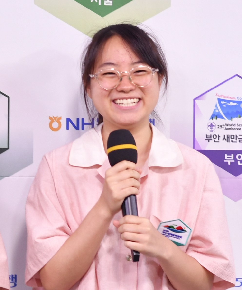 이나경 초단이 승리한 뒤 인터뷰에서 환하게 웃고 있다.[한국기원 제공]