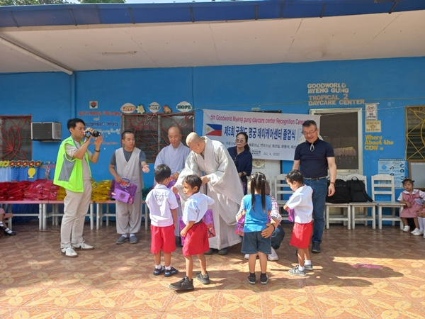 필리핀 굿월드 스테판 데이케어센터와 굿월드 문덕데이케어센터 합동 졸업식에서 덕문스님이 어린이들을 격려하고 있다.