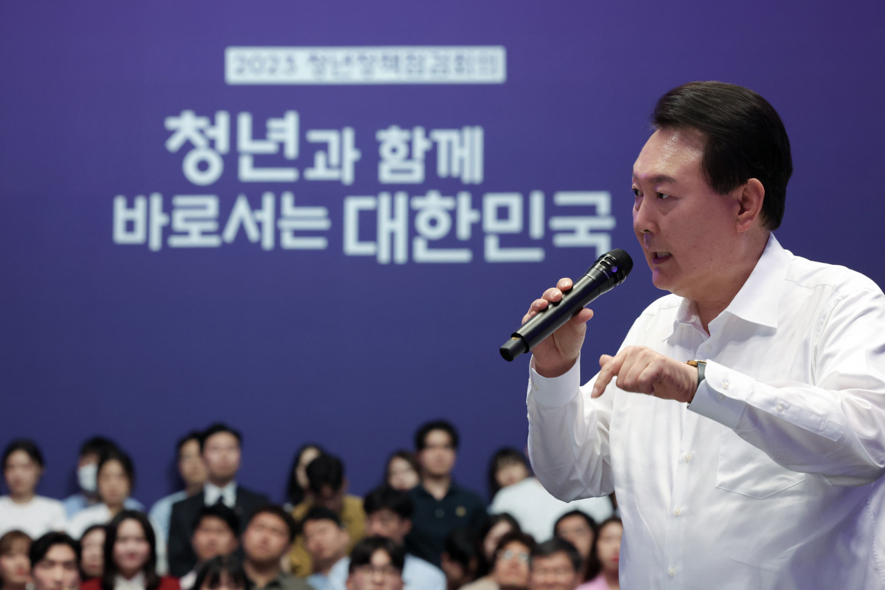 윤석열 대통령이 6일 서울 서초구 플로팅아일랜드 컨벤션홀에서 열린 청년정책 점검회의에서 발언하고 있다. [연합]