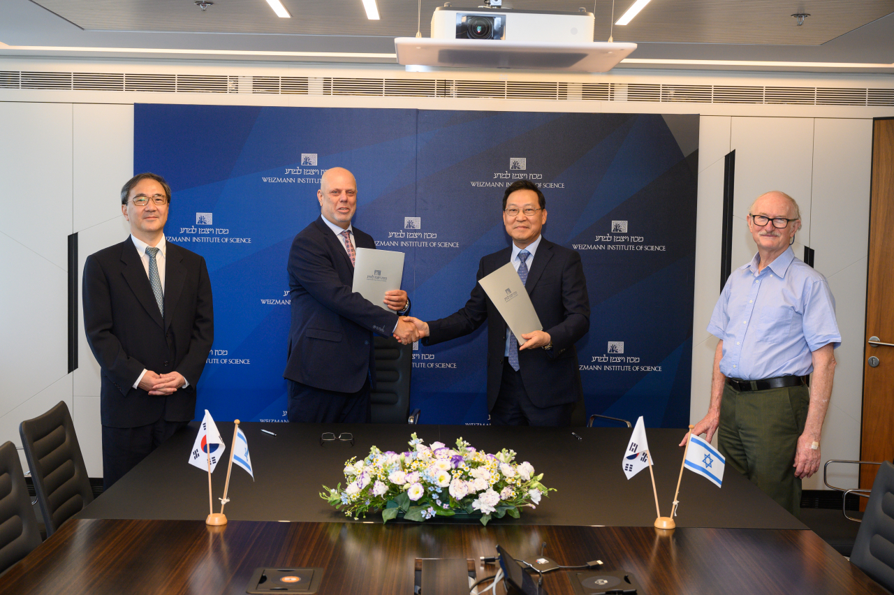 좌측부터) 조재용 강남세브란스 암병원장, 지브 라이시 와이즈만연구소 부총장, 송영구 강남세브란스병원장, 모셰 오렌 모로스통합암센터장이 협악식후 기념 촬영을 하고있다.