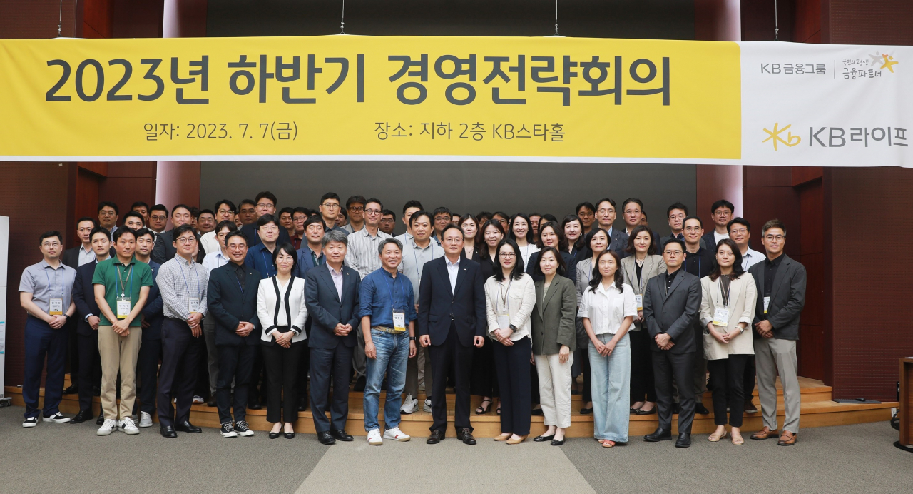 KB라이프생명이 7일 서울 역삼동 KB라이프타워에서 이환주 대표이사 사장을 비롯한 70여명의 임원 및 부서장들과 ‘2023년 하반기 경영전략회의’를 진행했다. 회의에 참석한 이환주(오른쪽 일곱 번째) 대표이사 사장이 임원 및 부서장들과 함께 기념사진을 촬영하고 있다. [KB라이프 제공]