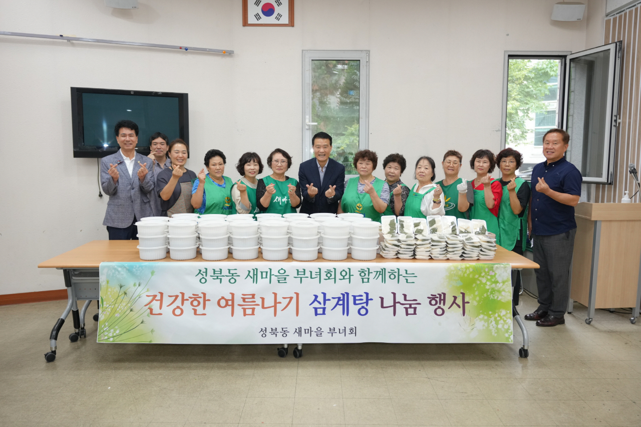 서울 성북구는 초복을 앞두고 취약계층 어르신들에게 삼계탕 나눔 행사를 열었다고 10일 밝혔다. [성북구 제공]