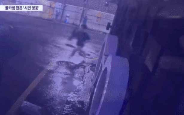 서울 마포구 한 상가 건물 화장실에서 불법촬영을 하고 달아나는 20대 남성. [TV조선 방송화면 캡처]