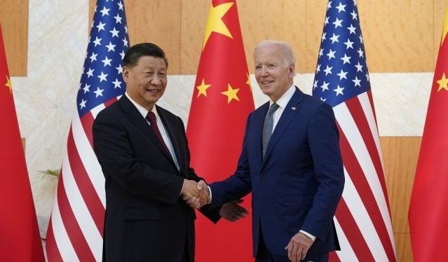 2022년 11월 인도네시아 발리에서 열린 주요 20개국(G20) 정상회의 때 조 바이든 미국 대통령(오른쪽)과 시진핑 중국 국가주석이 악수를 하는 모습 [로이터]