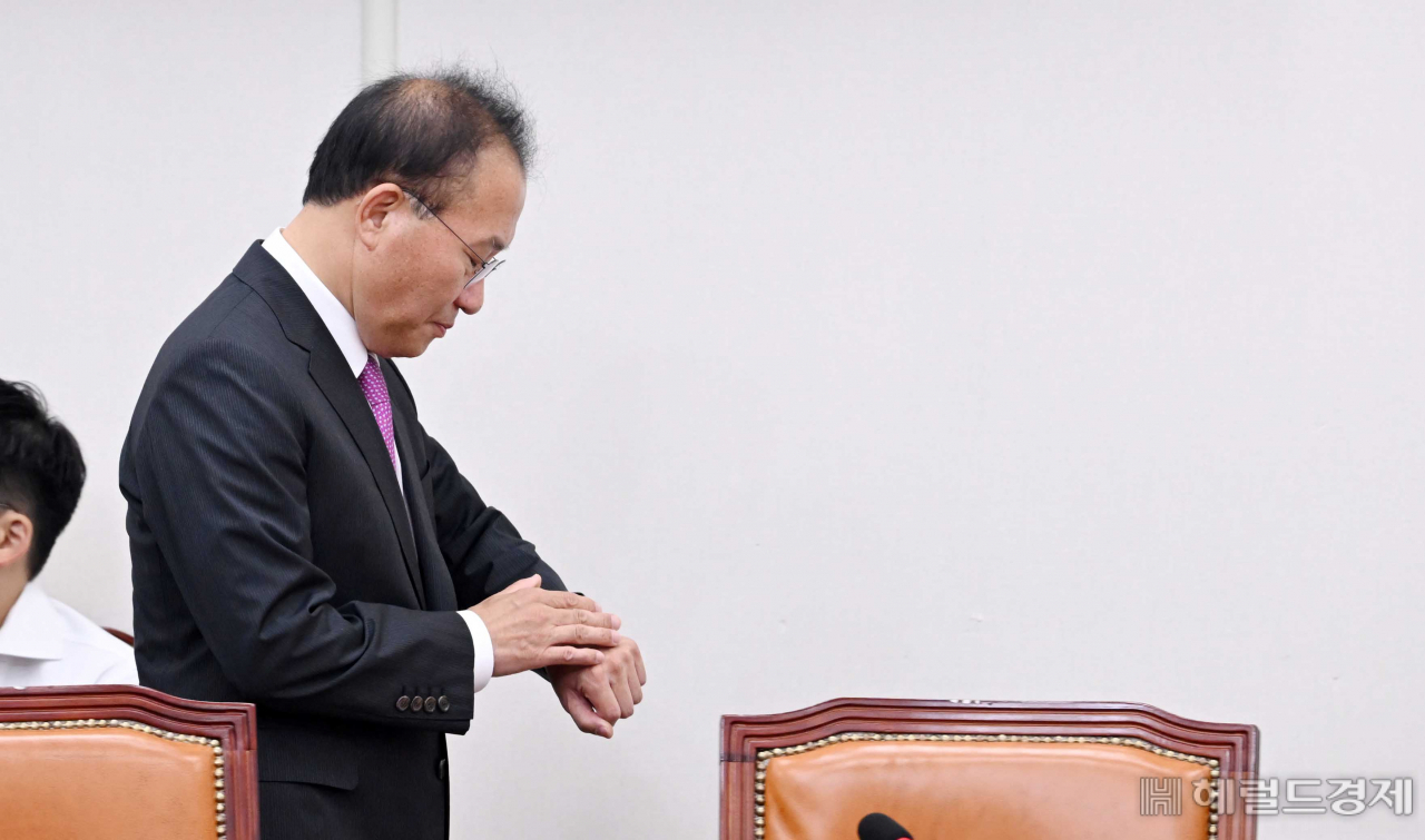 윤재옥 국민의힘 원내대표가 10일 오전 서울 여의도 국회에서 열린 최고위원회의에 참석하면서 시계를 보고 있다. 이상섭 기자