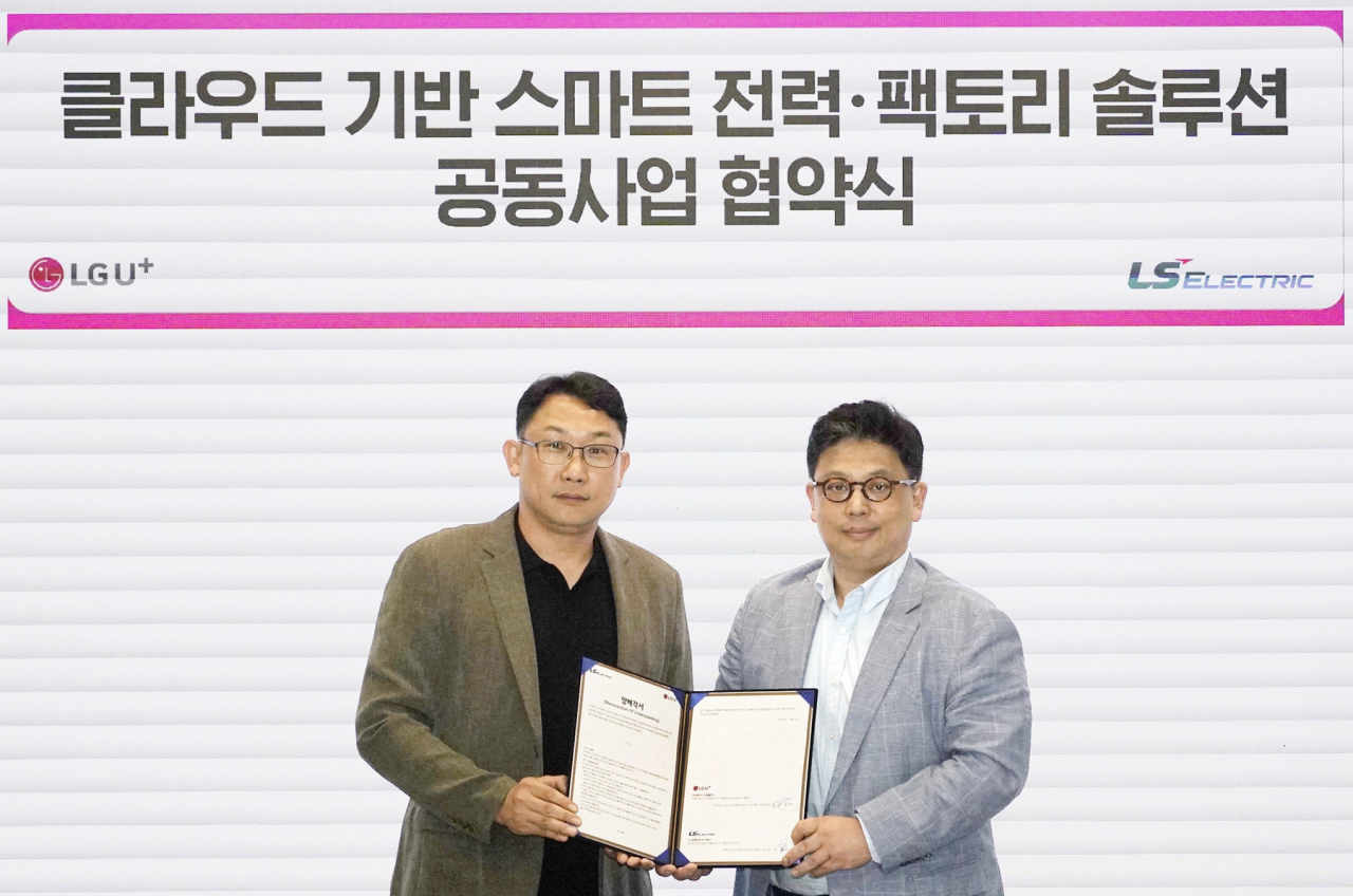 조욱동(오른쪽) LS일렉트릭 생기소재연구소장(상무)와 권근섭 LG유플러스 스마트팩토리사업담당이 MOU 체결 후 기념촬영을 하고 있다. [LS일렉트릭 제공]