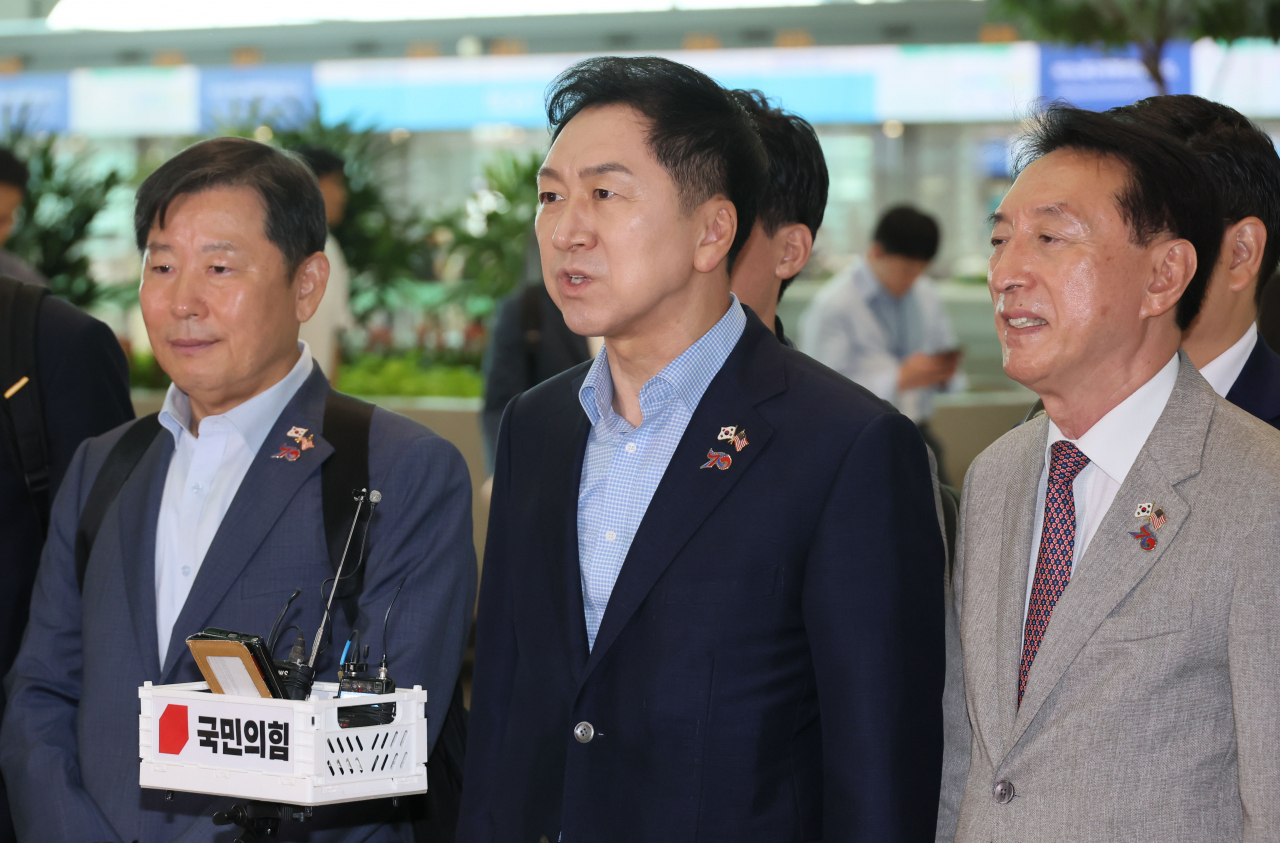 김기현 국민의힘 대표가 10일 인천국제공항에서 미국으로 출국하기 전 취재진 질의에 답하고 있다. 5박7일 일정으로 미국 워싱턴DC와 뉴욕, 로스앤젤레스를 방문하는 김 대표는 미 백악관·정부 관계자, 상·하원 의원들을 만나 올해 70주년을 맞은 한미동맹의 강화 방안을 모색한다. [연합]