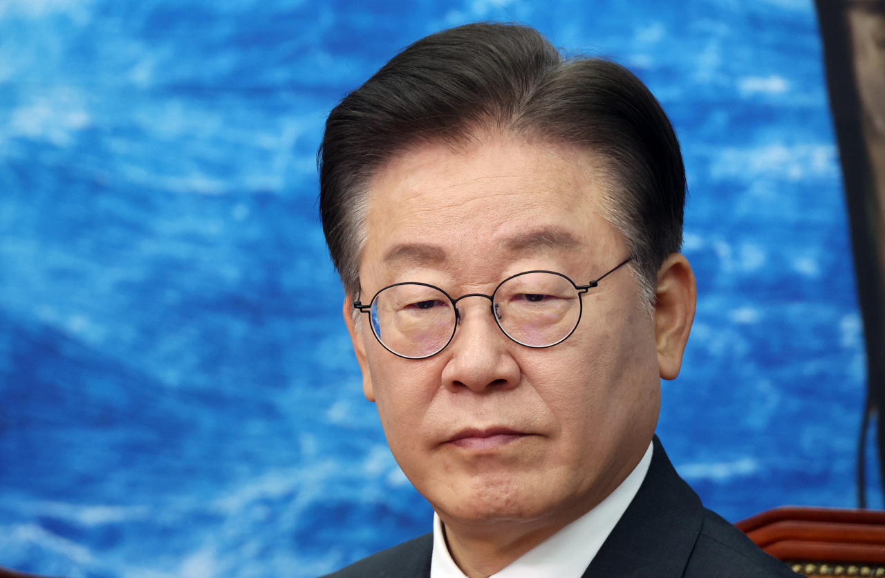 이재명 더불어민주당 대표가 10일 국회 당 사무실에서 열린 최고위 회의에 참석하고 있다. [연합]