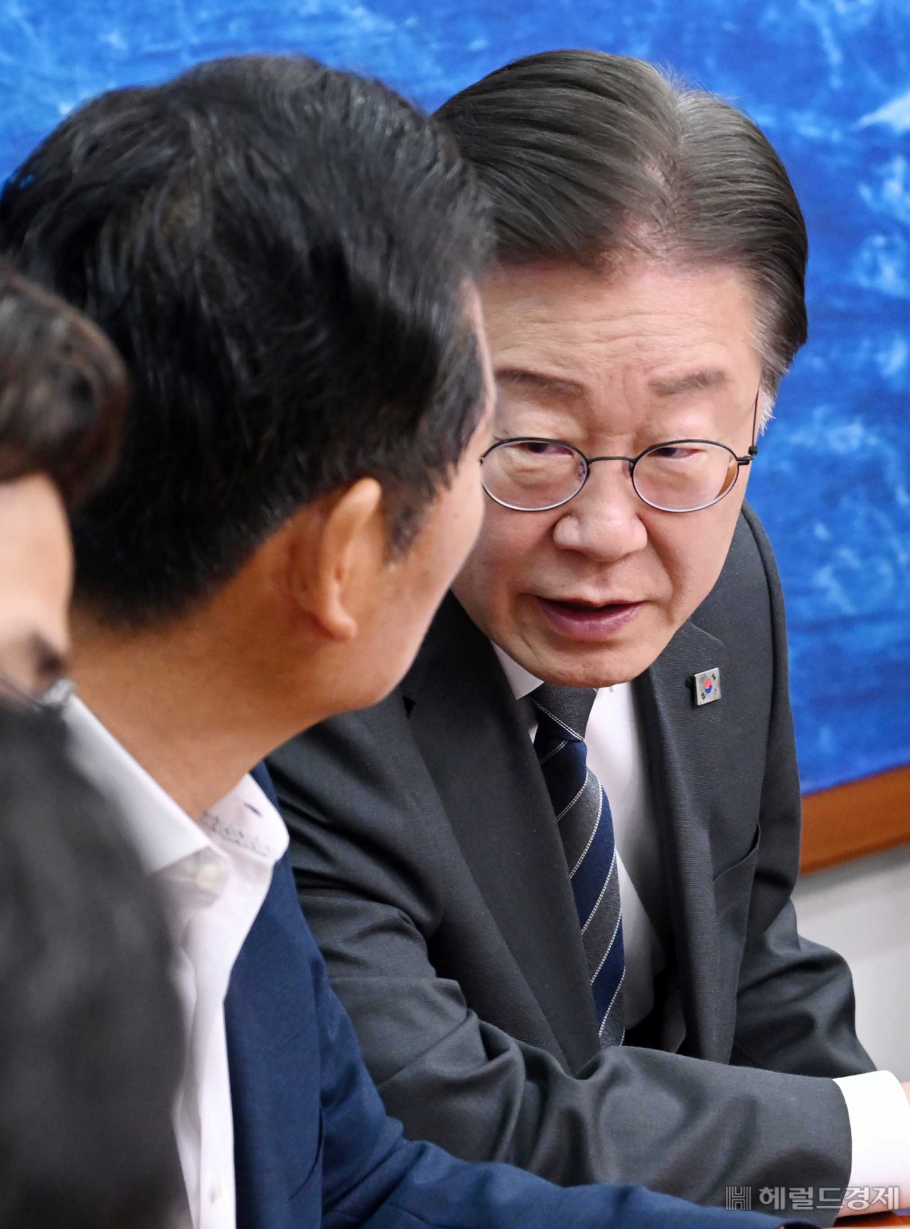 이재명 더불어민주당 대표가 10일 오전 서울 여의도 국회에서 열린 최고위원회의에 참석해 정청래 최고위원과 대화를 하고 있다. 이상섭 기자