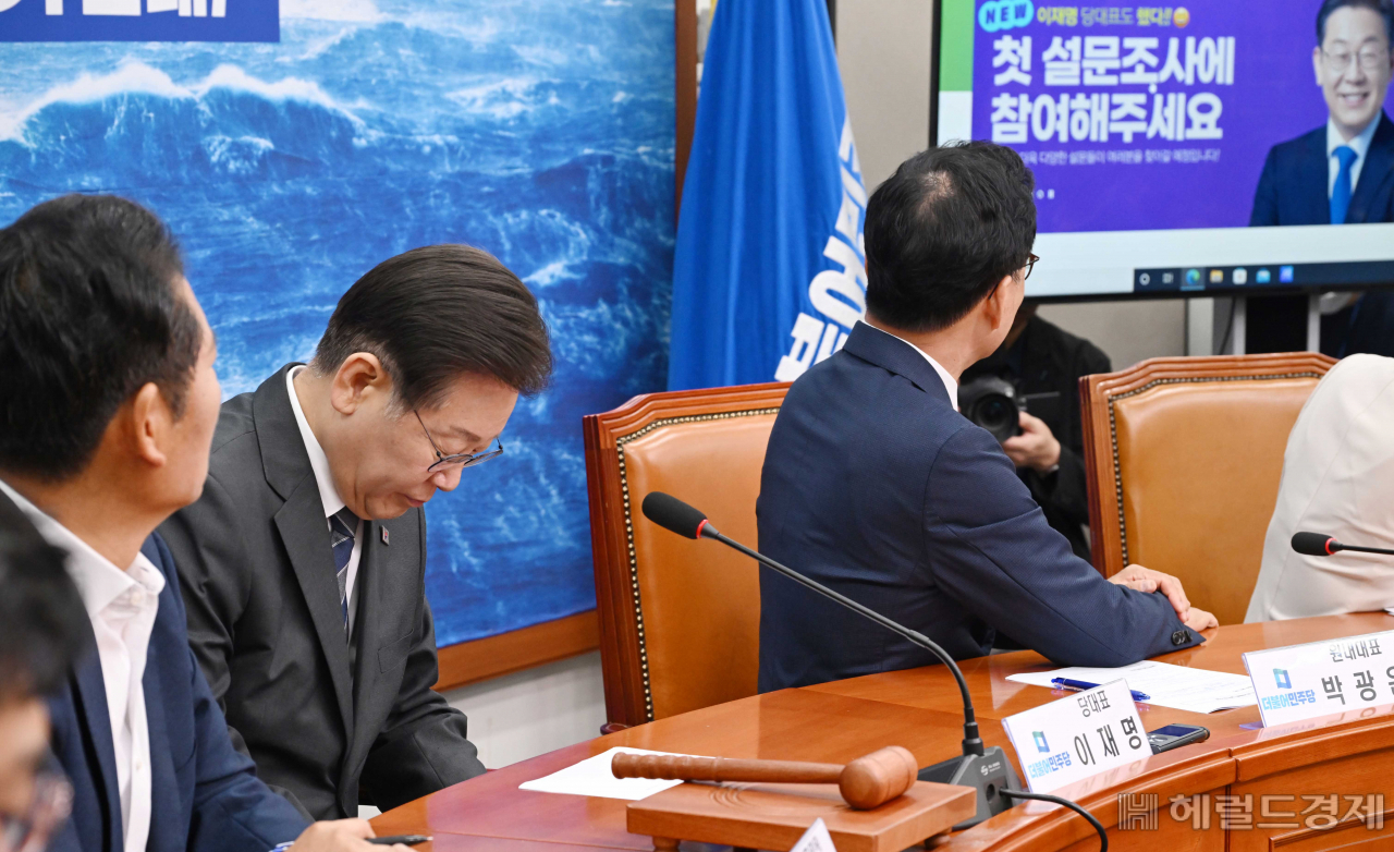 이재명 더불어민주당 대표가 10일 오전 서울 여의도 국회에서 열린 최고위원회의에 참석해 휴대폰을 보고 있다. 이상섭 기자