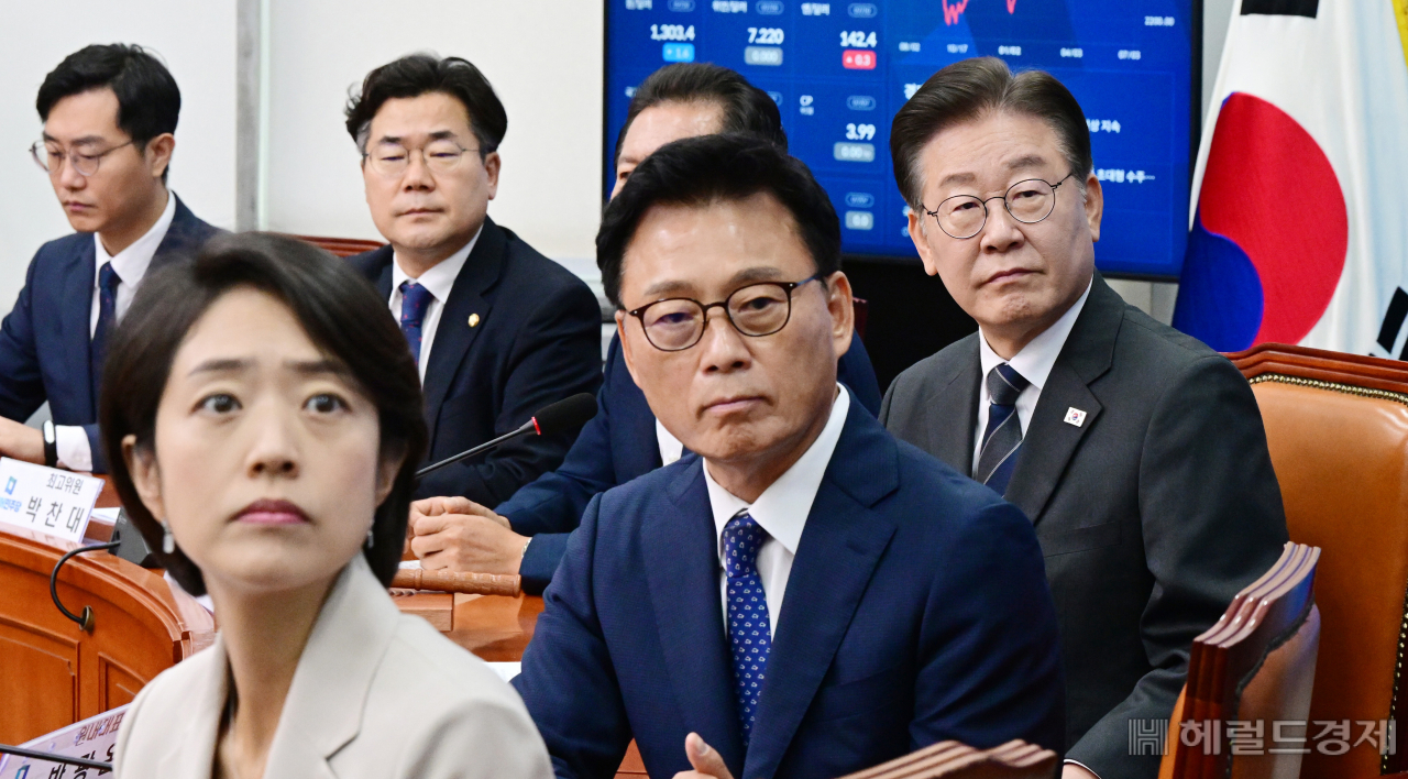 이재명 더불어민주당 대표가 10일 서울 여의도 국회에서 열린 당 홈페이지 및 당원 커뮤니티 개편 보고회에 참석해 시연 화면을 보고 있다. 이상섭 기자