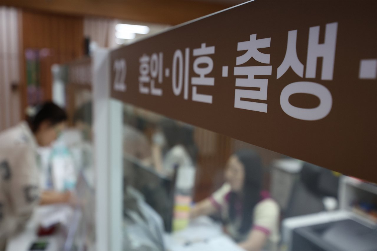 병원에서 출산한 기록은 있지만 출생 신고가 안 된 상태로 사라진 아이들에 대한 수사 건수가 날마다 늘어나고 있다. 정부는 이런 '출생 미등록 아동' 관련 비극을 막기 위해 출생통보제·보호출산제 등의 법제화에 속도를 내기로 하고 민간과 함께 '출생 미등록 아동 보호체계 개선 추진단'을 구성한 가운데 지자체들도 관련 대책 마련에 서둘러 나서고 있다. 사진은 이날 서울시내 한 구청 출생신고 등 가족관계 등록 업무를 보는 창구. [연합]