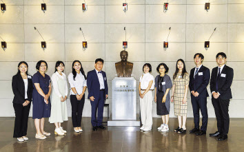이우진(왼쪽 다섯번째) 일주학술문화재단 이사장이 장학생들과 기념촬영하고 있다. [태광그룹 제공]