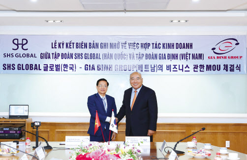 신흥식(오른쪽) SHS글로벌 회장이 6일 베트남 호찌민 자딘그룹 본사에서 웅엔치충 자딘그룹 회장과 만나 양해각서(MOU) 체결 뒤 기념촬영을 하고 있다. [SHS글로벌 제공]