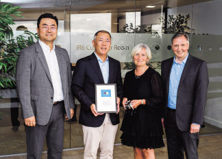 김흥수(왼쪽부터) 현대차 부사장, 정의선 현대차그룹 회장, 앤 마리 홈즈 인텔 반도체 제조그룹 공동 총괄 부사장, 닐 필립 인텔 팹24 운영 총괄 부사장이 7일(현지시간) 아일랜드 레익슬립 ‘인텔 아일랜드 캠퍼스’ 팹24에서 기념촬영을 하고 있다. [현대차그룹 제공]