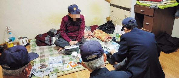 한 참전 유공자를 지원단체에서 찾아와 돌보는 모습. 참전 유공자인 故 김모(88)씨는 생전 월세 33만원 반지하 원룸에 거주했다. [6·25 유공자회 제공]