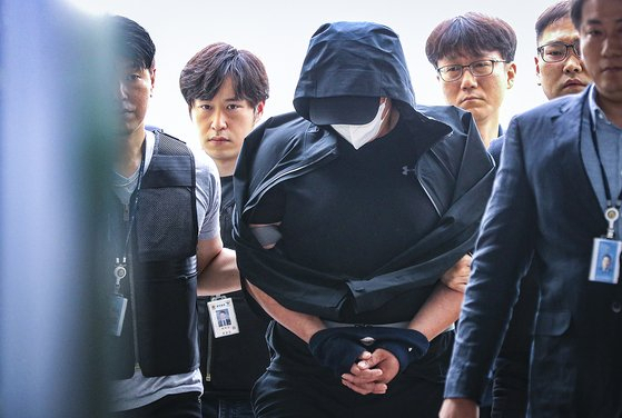 대구공항에 착륙 중인 항공기의 비상 출입문을 연 30대 A씨가 지난 5월28일 대구지방법원에서 열린 구속 전 피의자 심문(영장실질심사)에 출석 후 법원을 빠져나오고 있다. [연합뉴스]