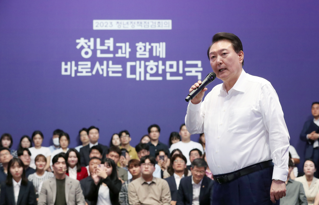 윤석열 대통령이 지난 6일 서울 서초구 플로팅아일랜드 컨벤션홀에서 열린 청년정책 점검회의에서 발언하고 있다. [연합]
