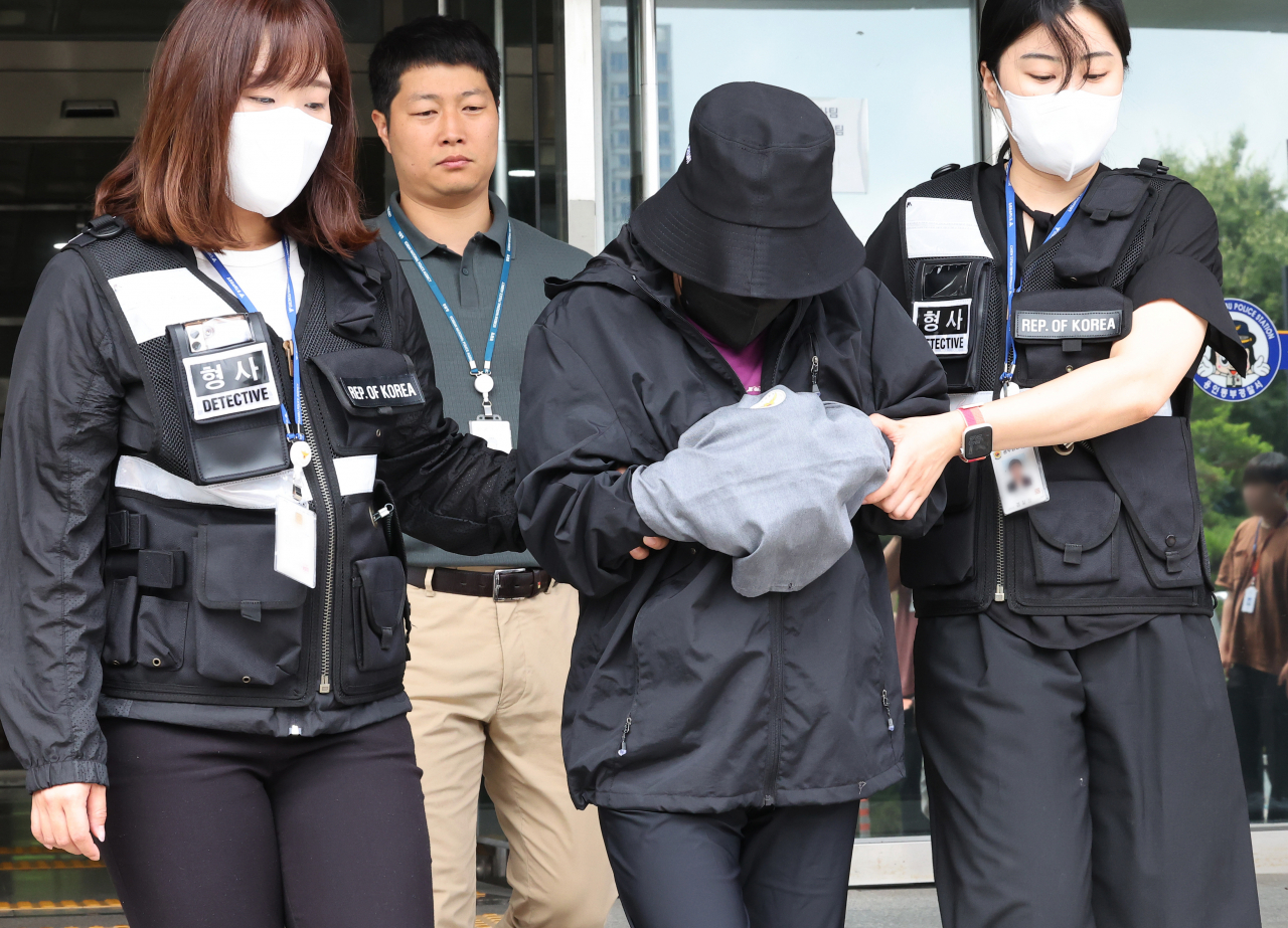 장애를 갖고 태어난 아이를 친모 몰래 데려가 살해한 뒤 시신을 유기한 혐의로 체포된 외할머니 B씨가 가 8일 오후 구속 전 피의자 심문(영장실질심사)에 출석하기 위해 경기도 용인동부경찰서에서 나오고 있다. [연합]