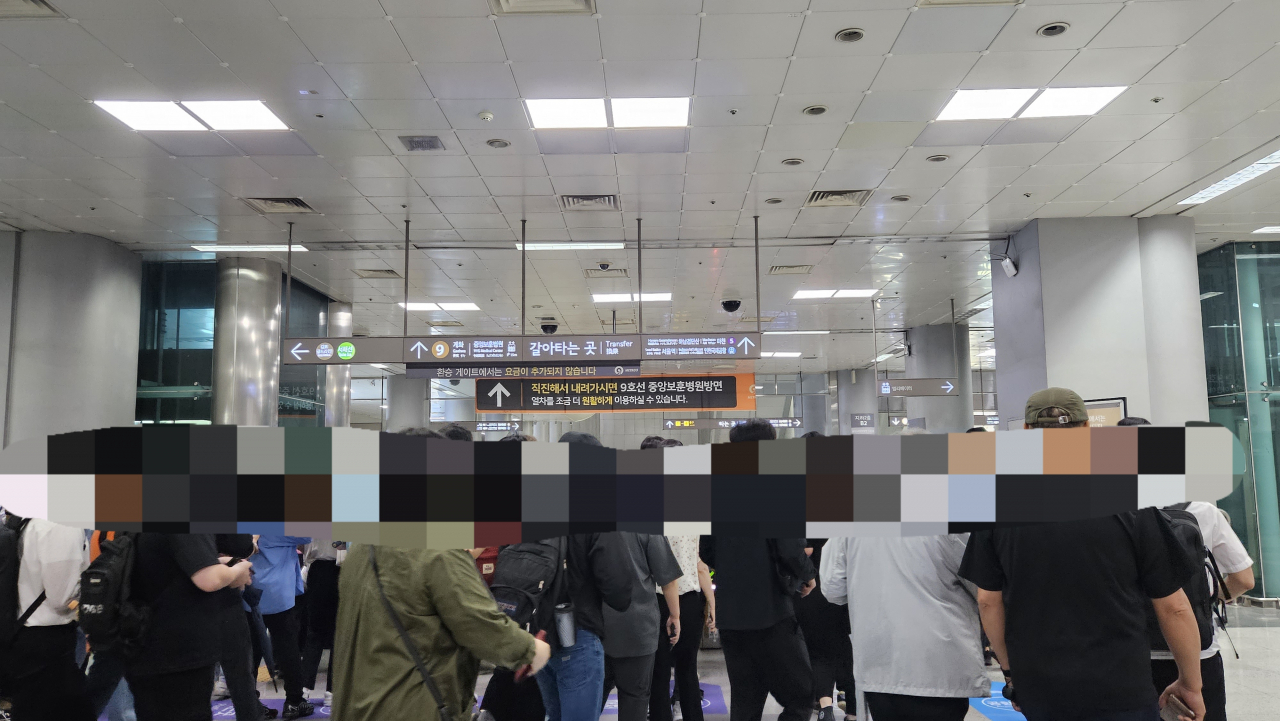 10일 오전 방문한 김포공항역 환승 게이트. 몰리는 인원을 분산하기 위해 “직진해서 내려가시면 9호선 중앙보훈병원 방면 열차를 조금 더 원활하게 이용하실 수 있습니다”라는 현수막이 걸려있다. 박지영 기자