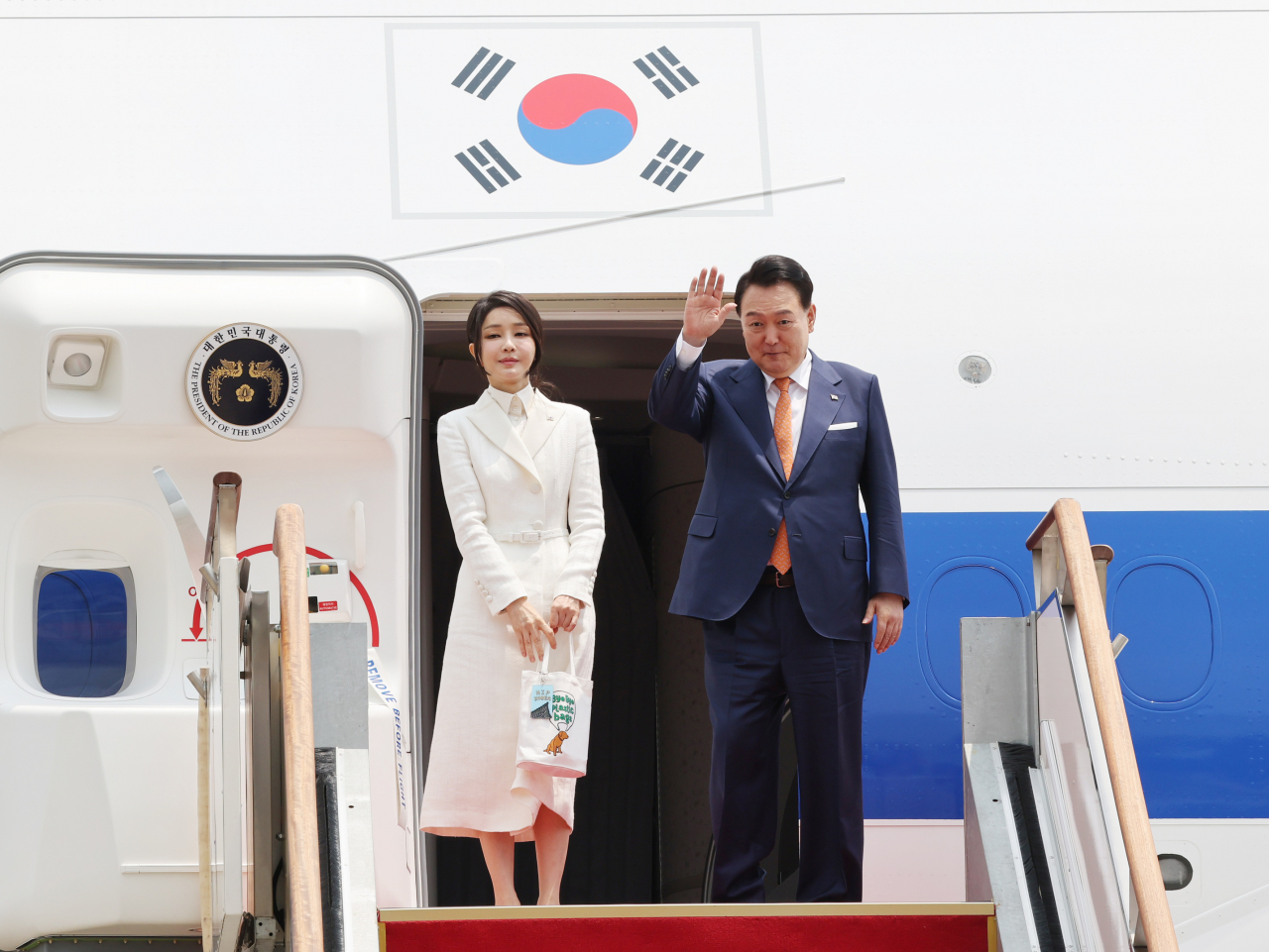 윤석열 대통령과 김건희 여사가 리투아니아에서 열리는 북대서양조약기구(NATO.나토) 정상회의 참석과 폴란드 방문을 위해 10일 성남 서울공항에 도착, 출국전 공군 1호기에서 인사하고 있다. [연합]