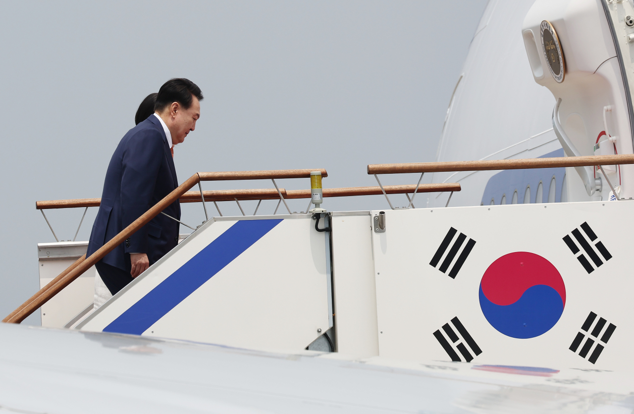윤석열 대통령과 김건희 여사가 리투아니아에서 열리는 북대서양조약기구(NATO.나토) 정상회의 참석과 폴란드 방문을 위해 10일 성남 서울공항에 도착, 공군 1호기에 오르고 있다. [연합]