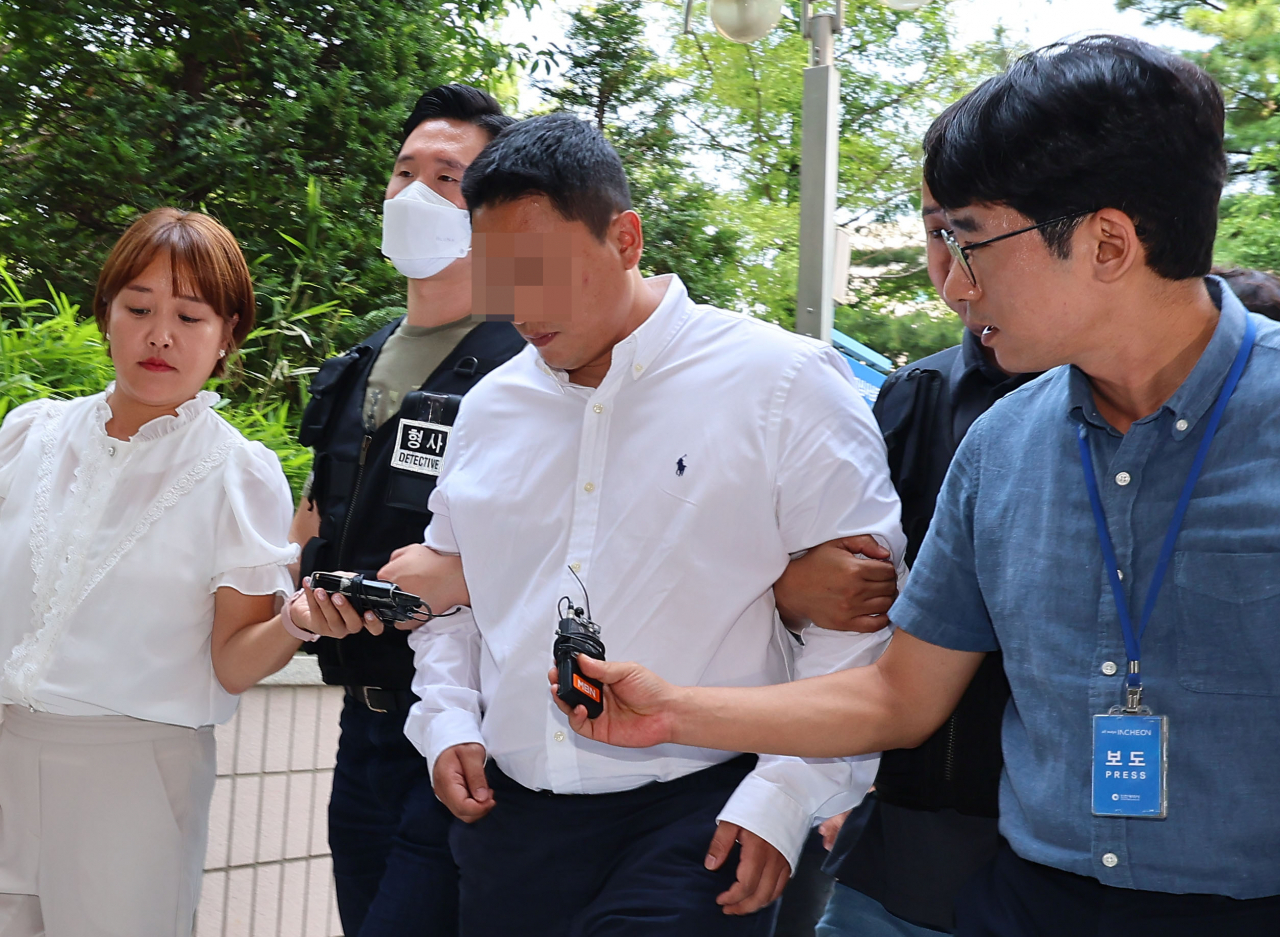 차량을 빼달라고 요구한 여성을 무차별 폭행한 혐의를 받는 전직 보디빌더가 10일 오후 구속 전 피의자 심문(영장실질심사)을 받기 위해 인천지법으로 들어서고 있다. [연합]