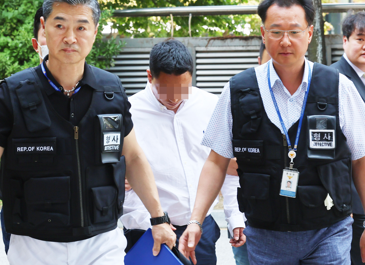 차량을 빼달라고 요구한 여성을 무차별 폭행한 혐의를 받는 전직 보디빌더가 10일 오후 구속 전 피의자 심문(영장실질심사)을 받기 위해 인천지법으로 들어서고 있다. [연합]