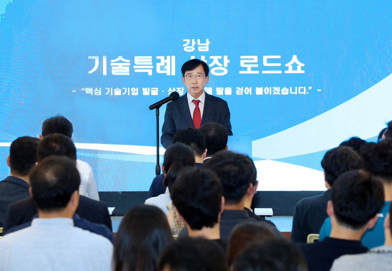 지난 6일 서울 강남 디캠프에서 개최된 ‘찾아가는 기술특례상장 설명. 상담 로드쇼’에서 민홍기 한국거래소 코스닥시장위원장이 인삿말을 하고 있다. [한국거래소]