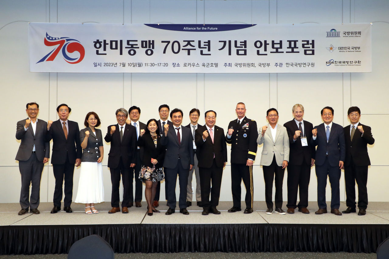 국방부와 국회 국방위원회가 10일 용산 로카우스 호텔에서 한미동맹 70주년을 기념해 ‘한미동맹 강화와 북 핵·미사일 위협 대응’을 주제로 ‘한미동맹 70주년 기념 안보포럼’을 개최했다. 사진은 한기호 국방위원장(오른쪽 6번째), 안규백 의원(왼쪽 6번째), 조이 M. 사쿠라이 주한미국대사 대리(왼쪽 5번째), 주한미군사 참모장 존 웨이드너(오른쪽 5번째) 등 한미 주요 인사들이 안보포럼에 참석해 기념촬영 하는 모습.[국방일보 제공]