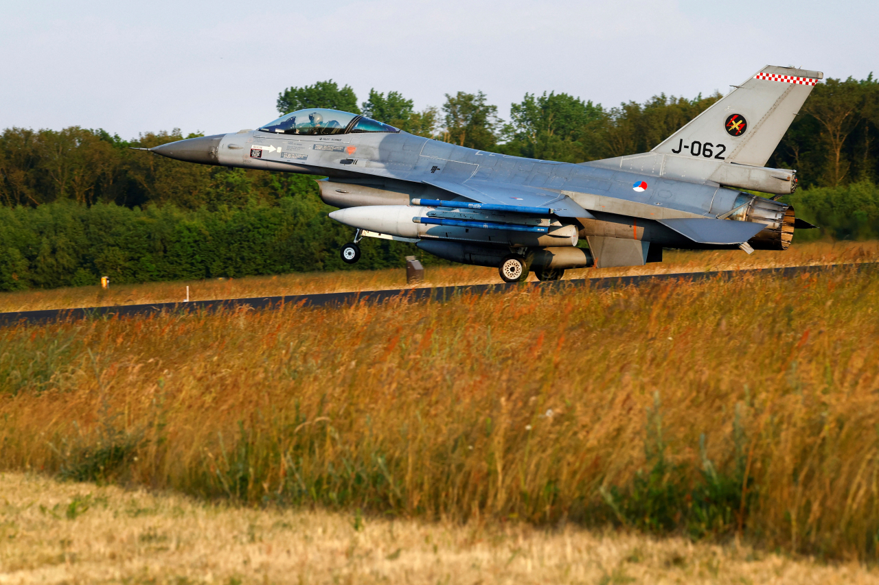 우크라이나 조종사들의 훈련을 돕고 있는 네덜란드 공군의 F-16 [로이터]
