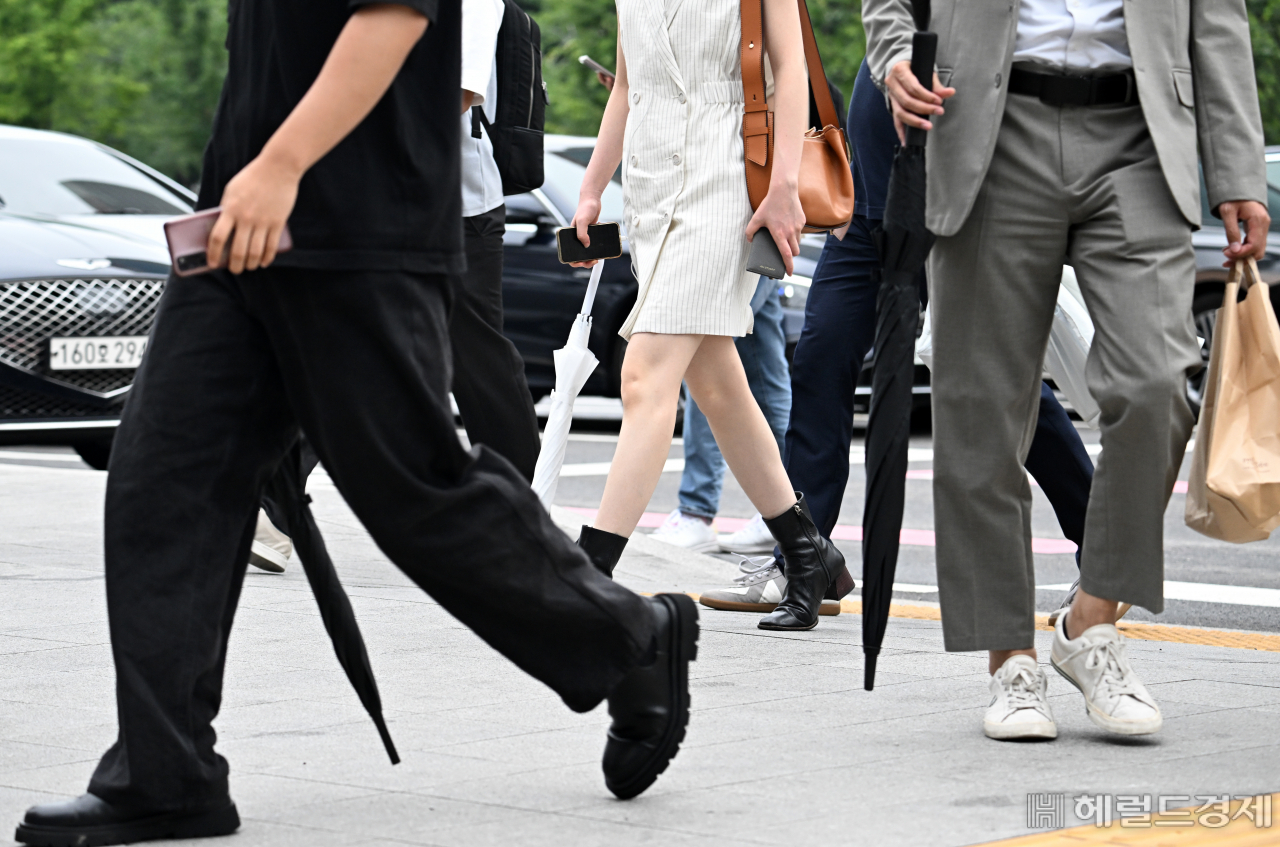 10일 서울 종로구 광화문사거리 일대에서 시민들이 우산을 들고 횡단보도를 지나고 있다. 기상청에 따르면 기압골의 영향으로 전국 대부분 지역에 돌풍과 천둥·번개를 동반한 매우 강한 비가 올것으로 내다봤다. 임세준 기자