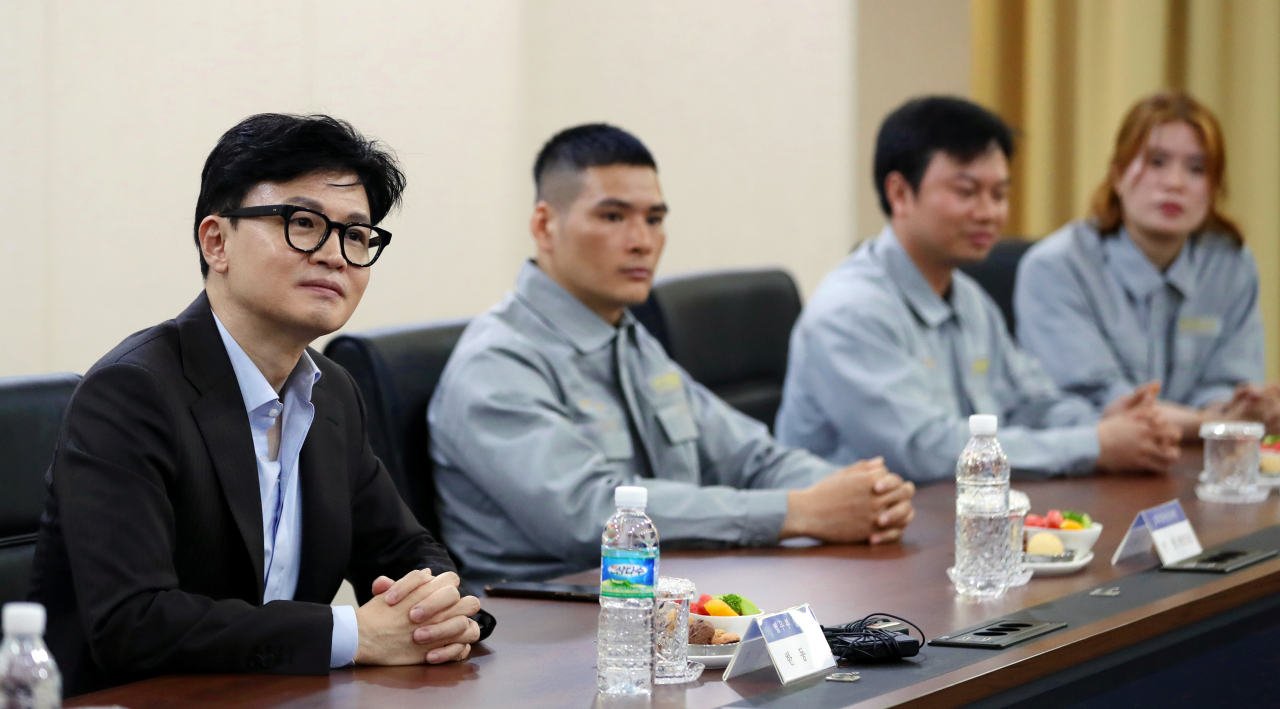 한동훈 법무부 장관이 10일 오후 전남 영암군 현대삼호중공업에서 열린 외국인 근로자 간담회에 참석해 모두발언을 하고 있다. 연합뉴스