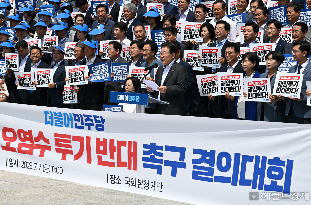 이재명 더불어민주당 대표가 7일 서울 여의도 국회에서 열린 윤석열 정부 오염수 투기 반대 촉구 결의대회에 참석해 발언하고 있다. 임세준 기자