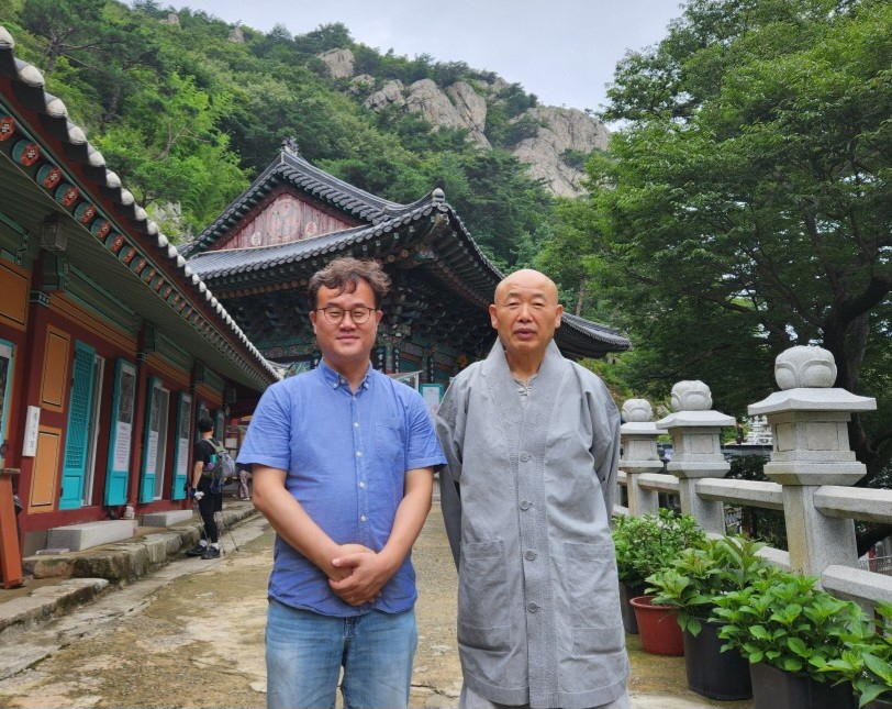 (왼쪽부터) 경남도의원을 지낸 김성훈 부산외대 특임교수가 지난 9일 최근 조계종 종정예하 예경실장으로 임명된 경남 양산 미타암 주지 동진스님을 찾아뵙고 인사를 전하고 있다. [사진=김성훈 교수]