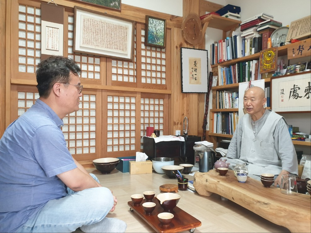 (왼쪽부터) 김성훈 부산외대 특임교수가 지난 9일 경남 양산 미타암을 찾아 동진스님과 덕담을 나누고 있다. [사진=김성훈 교수]