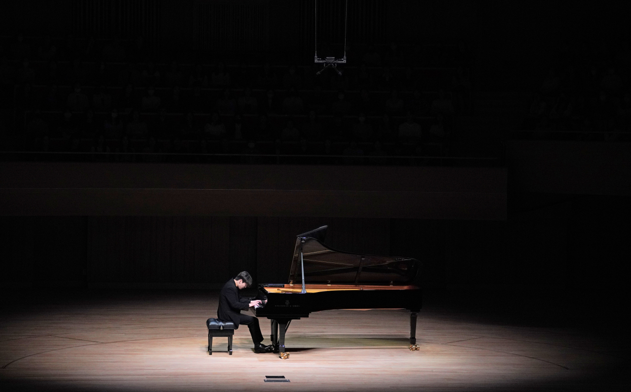 “촬영 금지”라던 어셔도 자포자기…조성진, ‘영웅’ 마치자 일제히… [고승희의 리와인드]