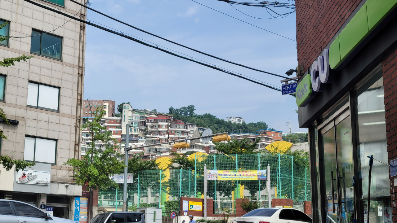 서울 종로구 창신초등학교 뒤로 보이는 창신동 23 재개발구역. 이준태 기자
