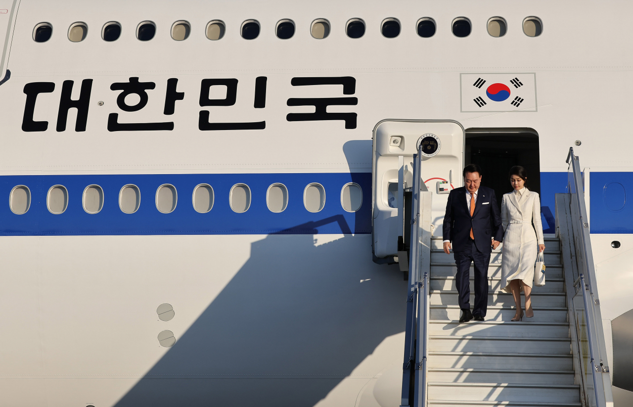 북대서양조약기구(NATO·나토) 정상회의에 참석하는 윤석열 대통령과 김건희 여사가 10일 오후(현지시간) 리투아니아 빌뉴스 국제공항에 도착, 전용기인 공군 1호기에서 내리고 있다. 윤 대통령은 4박 6일간의 일정으로 리투아니아·폴란드를 순방한다. [연합]