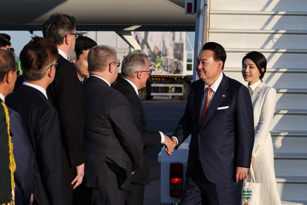 북대서양조약기구(NATO·나토) 정상회의에 참석하는 윤석열 대통령과 김건희 여사가 10일 오후(현지시간) 리투아니아 빌뉴스 국제공항에 도착해 영접객들과 악수하고 있다. 윤 대통령은 4박 6일간의 일정으로 리투아니아·폴란드를 순방한다. [연합]