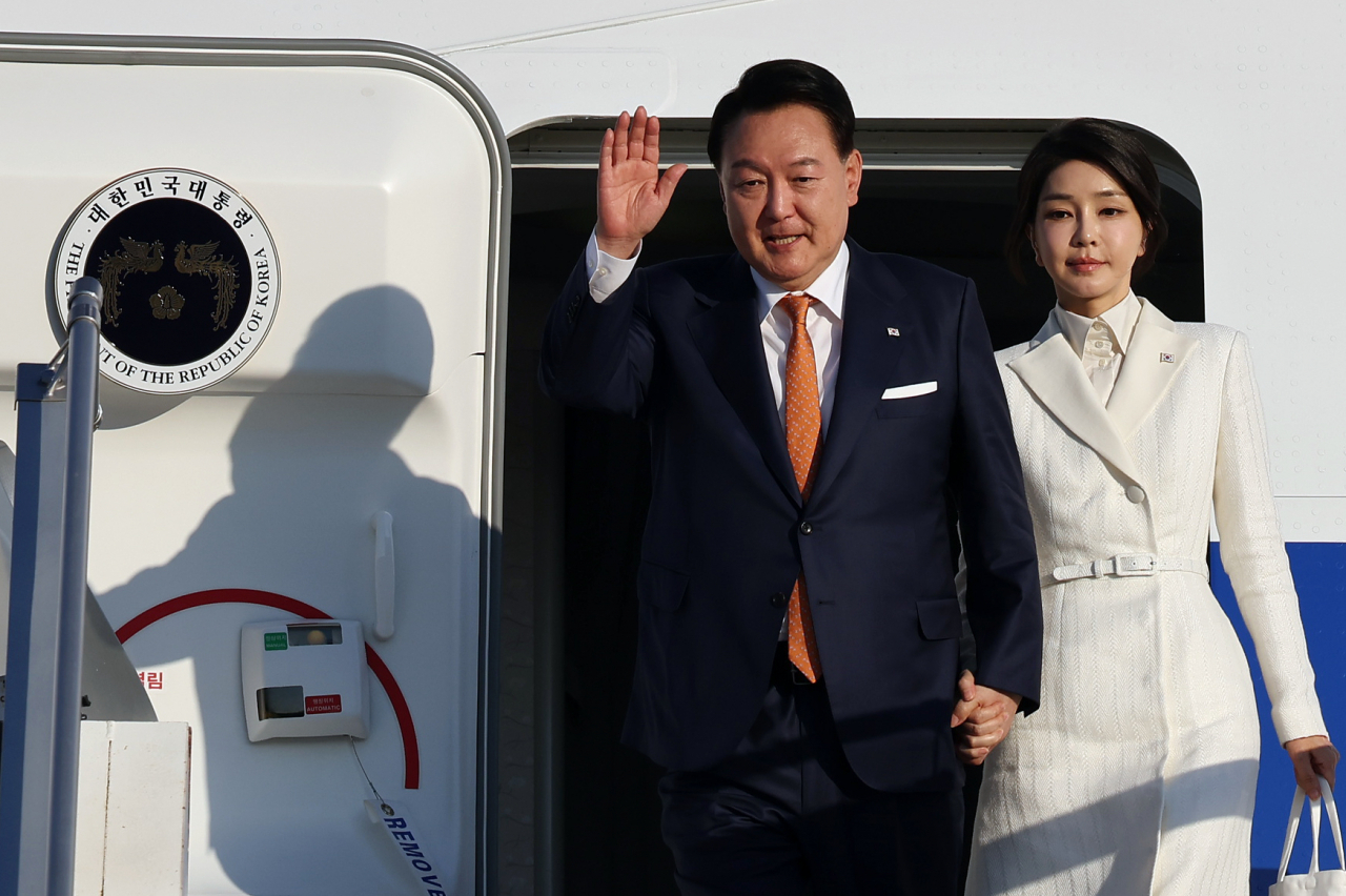 북대서양조약기구(NATO·나토) 정상회의에 참석하는 윤석열 대통령과 김건희 여사가 10일 오후(현지시간) 리투아니아 빌뉴스 국제공항에 도착, 전용기인 공군 1호기에서 내리며 영접객을 향해 손을 들어 인사하고 있다. 윤 대통령은 4박 6일간의 일정으로 리투아니아·폴란드를 순방한다. [연합]